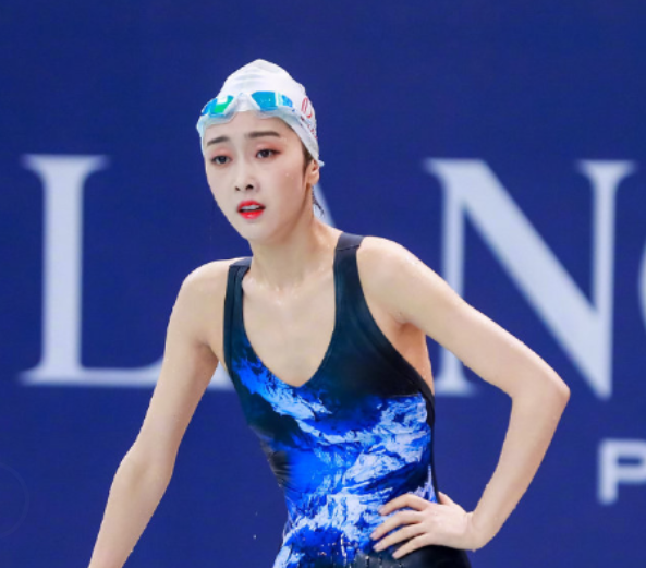 有种站姿叫宣璐的站姿,看着小动作简单,但合照时,就她最显腿长!