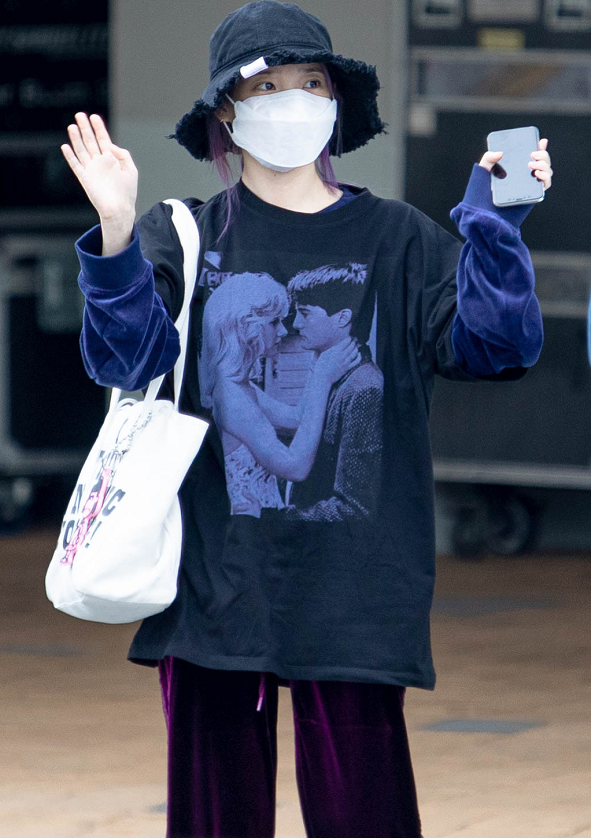 最近火了iu李知恩的卫衣"新穿法",搭配t恤很好看,时髦满分