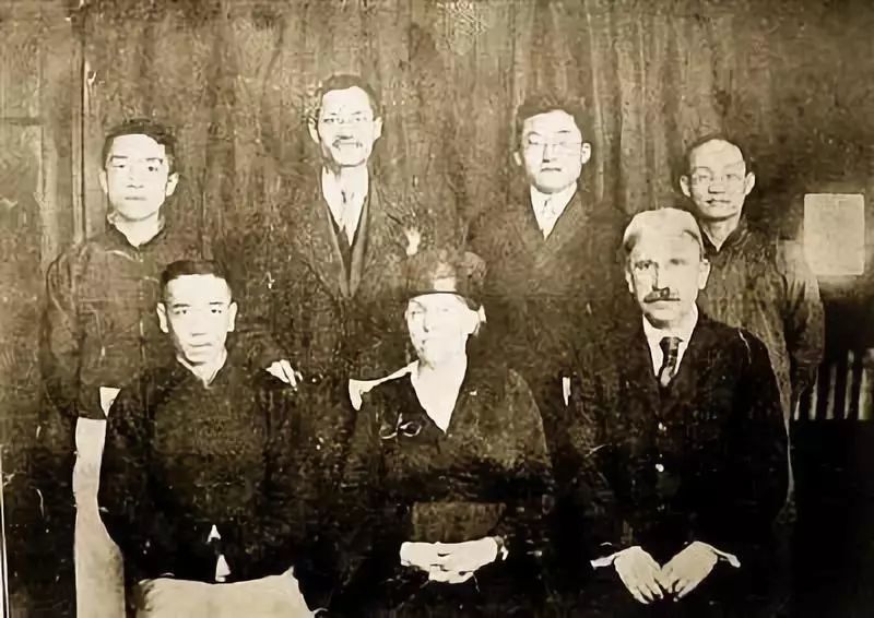 杜威夫妇与学生参观申报馆合影留念.