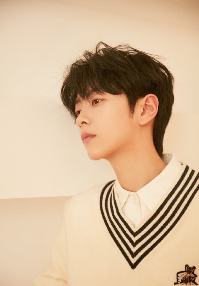 杨幂公司新签的女艺人刘梦,又美又a,看到照片后确定是女生,难道我眼花