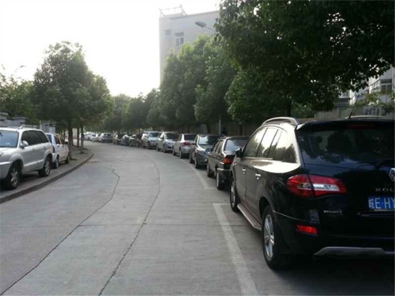 车子停在停车场里还被贴罚单?交警回答令人不解,车主:没商量?