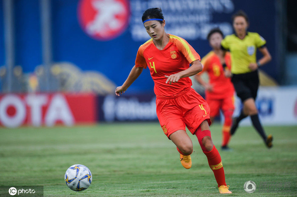 u19女足被日本压一头周心雨难阻对手射门