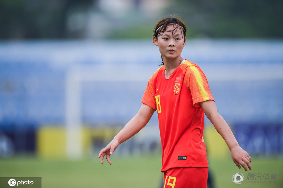 u19女足被日本压一头周心雨难阻对手射门