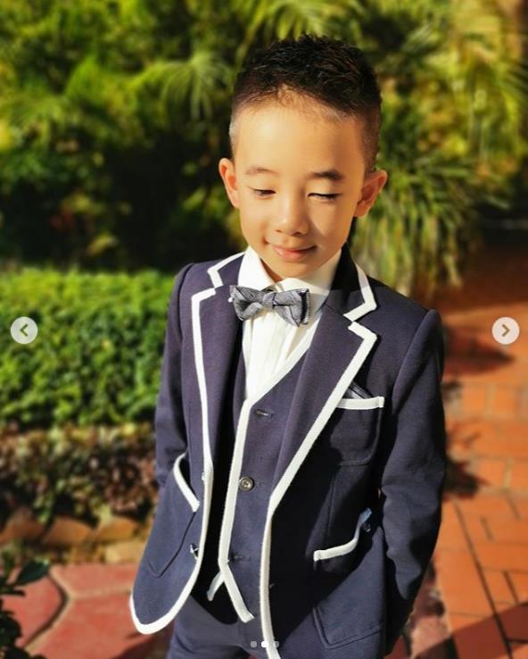 应采儿盼儿子长大成鹿晗,小小春单手抱球很帅气,外公喊话快吃饭