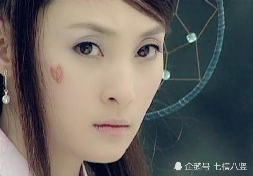 人 与张智霖主演古装武侠剧《白发魔女,她饰演的白发魔女"练霓裳"