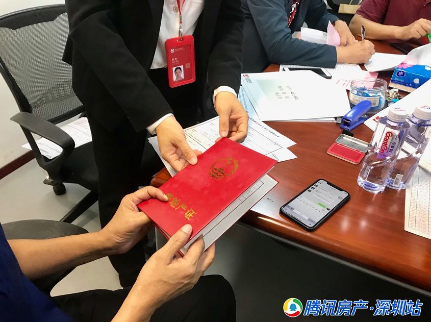 自发聚集办理交房交证手续,盼尽快回归家园