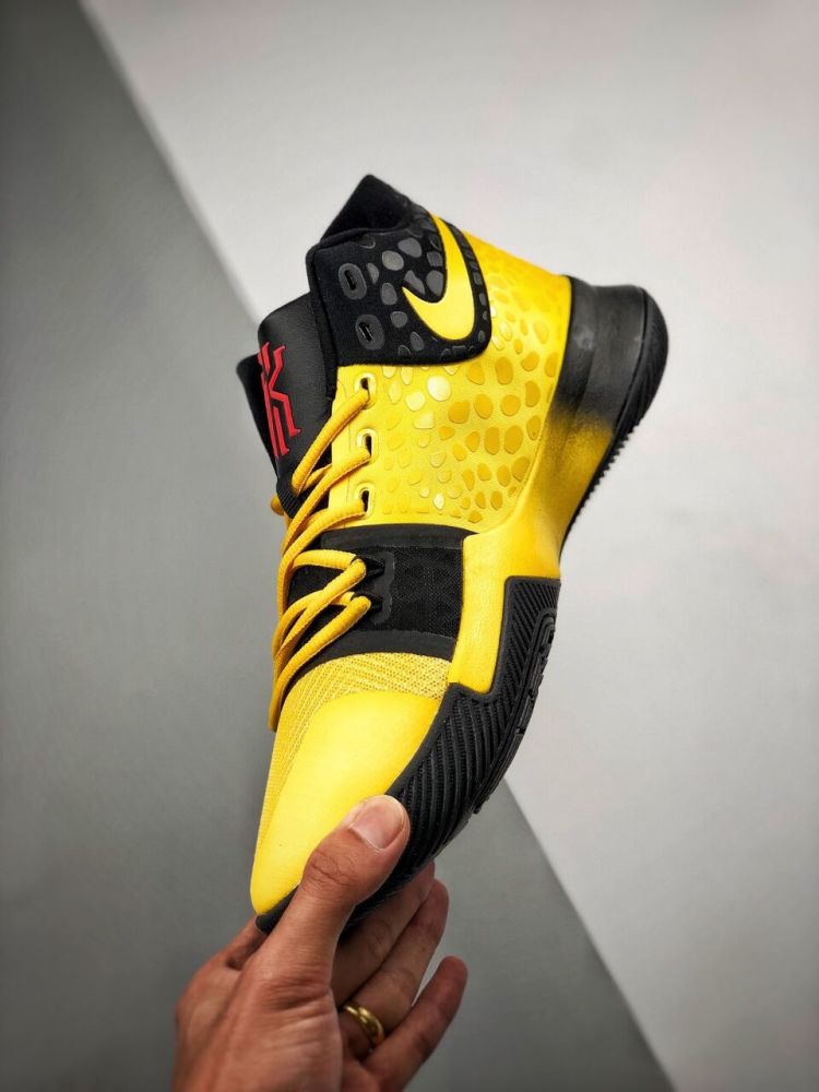 致敬传奇人物李小龙!kyrie 3代黑黄配色细节鉴赏