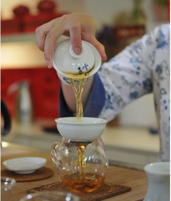 原来是拿盖碗的姿势不对,怪不得烫手!