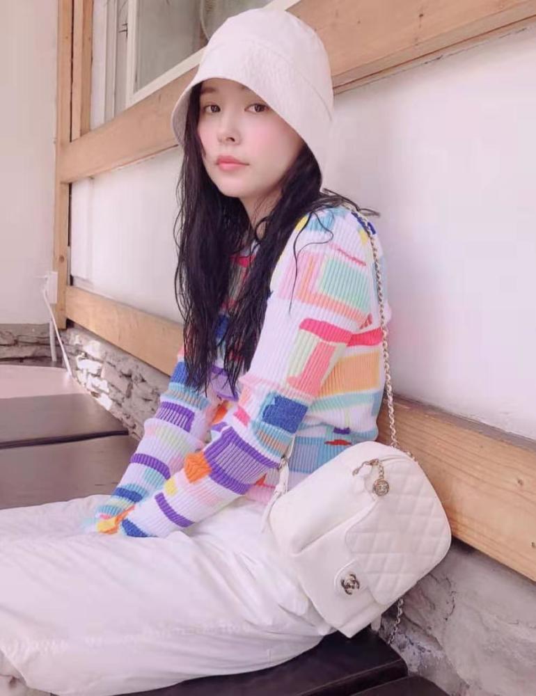 闵孝琳没工作发福,脸部浮肿严重英气全无,太阳真的是有眼光