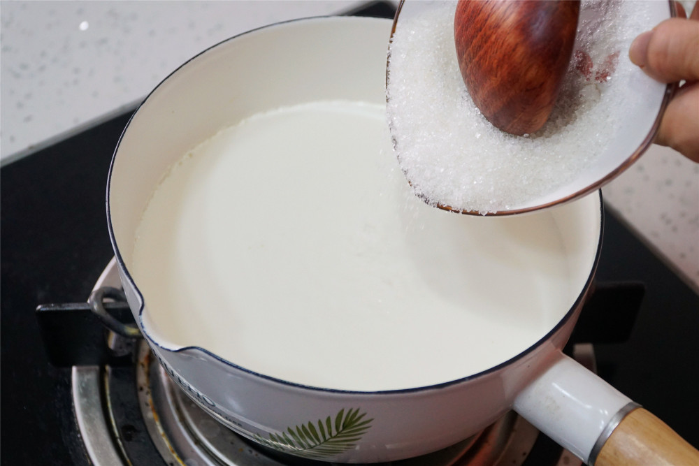 第三步:牛奶煮到水收一半的时候特别容易溢锅,一定要转小火,不断地用