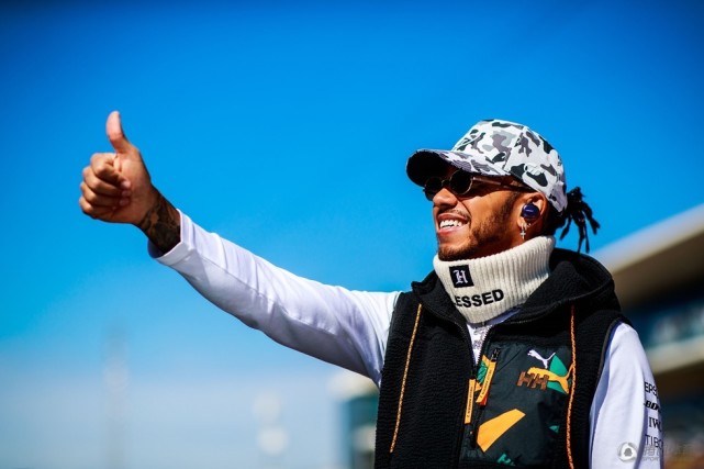 全视角直击汉密尔顿加冕6冠高举国旗跪地庆祝