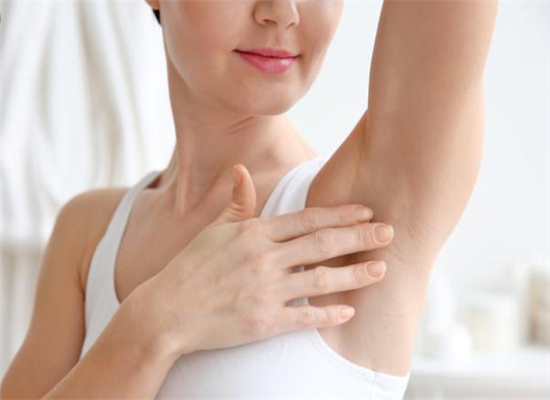 皮肤橘皮样改变当乳腺癌来临时,人体的胸部皮肤会出现很多明显的体征