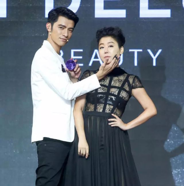 飞轮海的汪东城也是蓝心湄收的干儿子之一,他们是在拍《终极一家》时