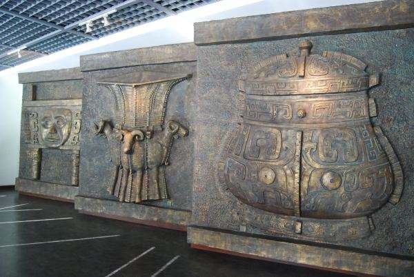 相传大禹曾用青铜铸造了九个大鼎,象征他统治下的九个州