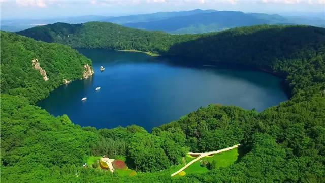 位於吉林省長白山北麓龍崗山脈中段,通化市輝南縣境內,由於火山噴發所