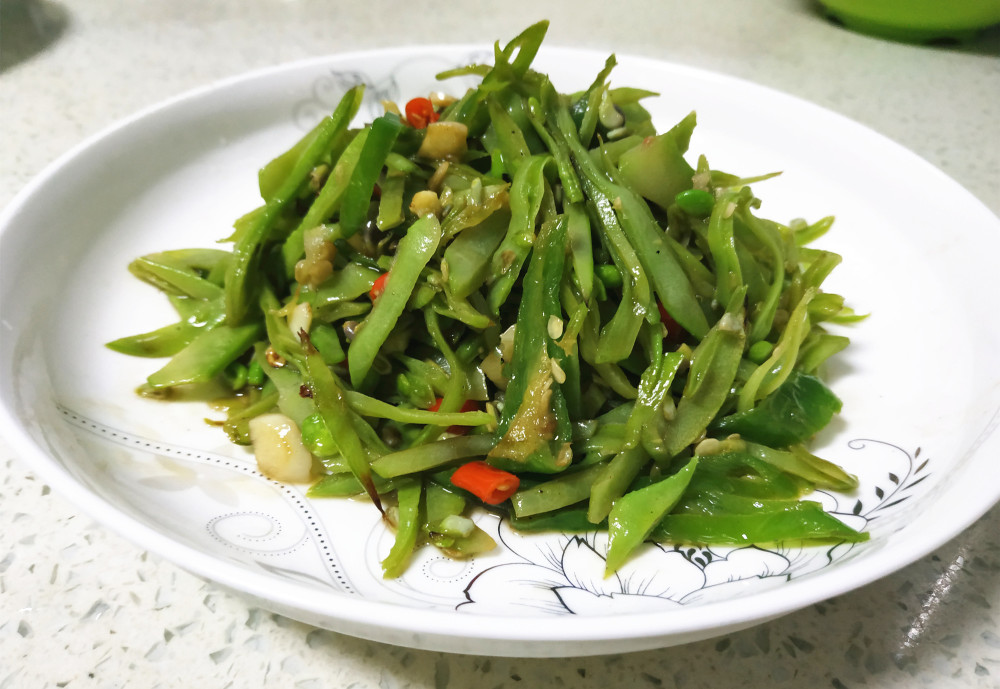 峨眉豆炒青椒丝,清香脆爽,香辣可口,下饭不比荤菜差