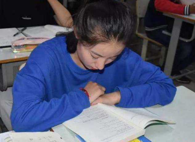 最不可能"早恋"的3个班干部,尤其是第二,堪称"早恋绝缘体"!