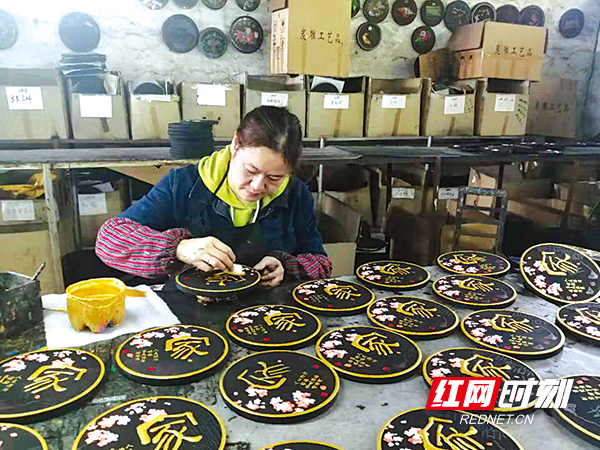 浏阳:炭雕备战"双11"特色工艺品"卖全球"