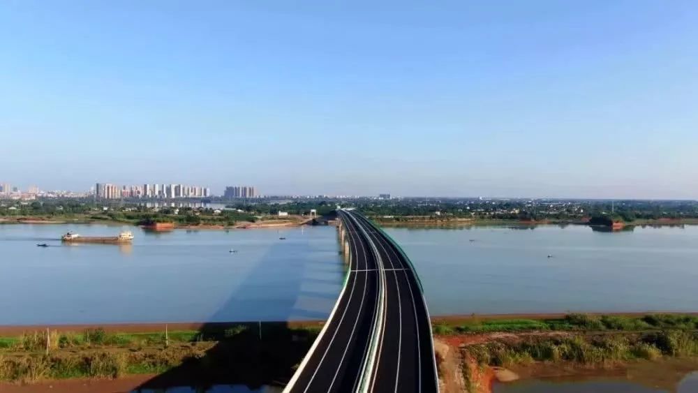 岳常高速公路南县浪拨湖境内程家山互通,经南县荷花,游港,跨南茅运河