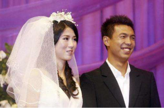 俩人也十分的甜蜜,现任妻子还为徐亮生了一个孩子,长相十分可爱.