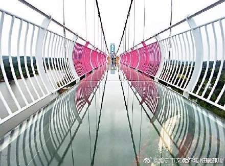 南宁花雨湖彩虹玻璃桥走一回