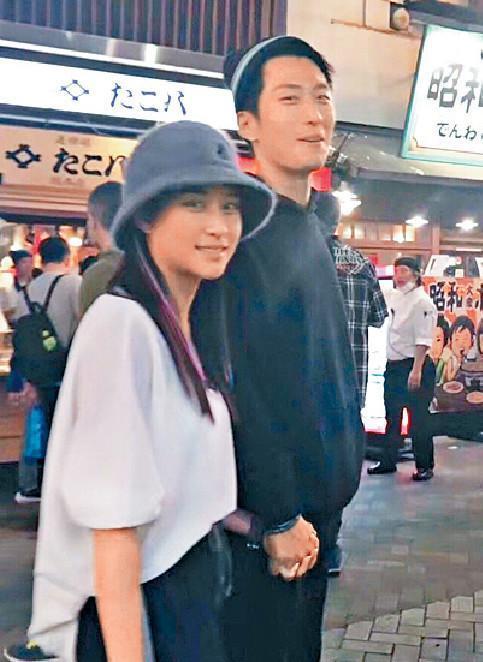 何鸿燊|赌王何鸿燊丧礼举行，窦骁随何超莲一起现身，疑证实两人结婚传闻