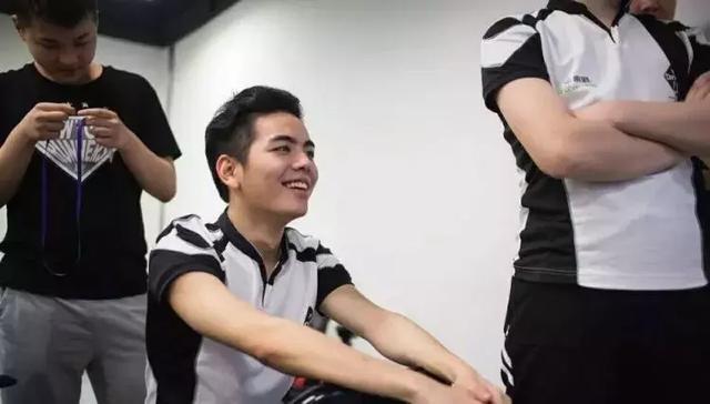 omg上单夕阳宣布退役,直言年龄身体已经挺不住了,网友:可惜了!