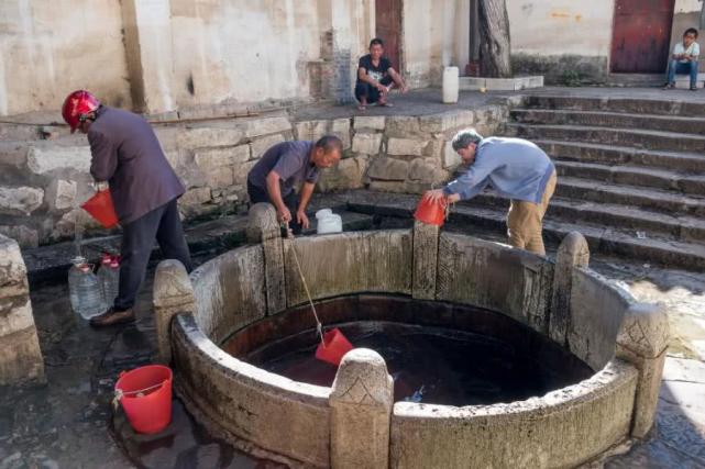 600多年的古井每天打水人络绎不绝为防有人投毒竟在里边养鱼