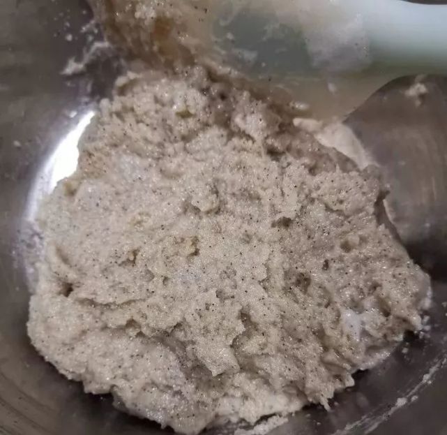 就再加一点椰子粉调节成团啦~这样还觉得比较粘的话然后混合均匀蛋白