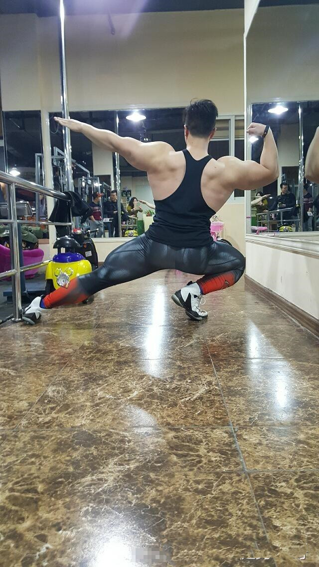 "麒麟臂小王子",健身结束不洗澡,一身"男人味"