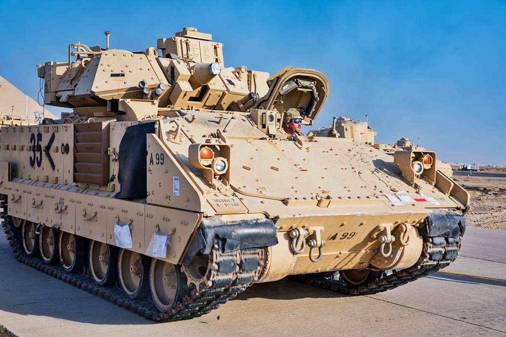 美军用c17运输机调遣大批装甲车赶赴叙利亚