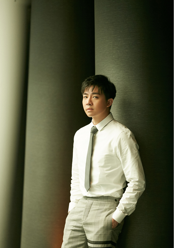 33岁俞灏明罕见现身,整容成功帅到不敢认,终于重回端木磊时期