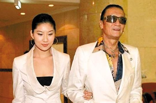 83岁谢贤为新电影开工,时长超过九小时,健步如