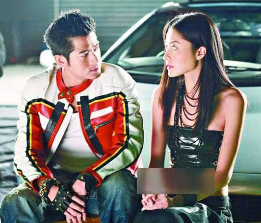 之后还参演了电影《叶问》,在电影中熊黛林饰演叶问妻子张永成,她凭借