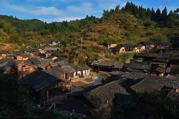 丁屋岭是一个客家小山寨,位于福建省长汀县丁黄村,丁黄村下辖6个自然