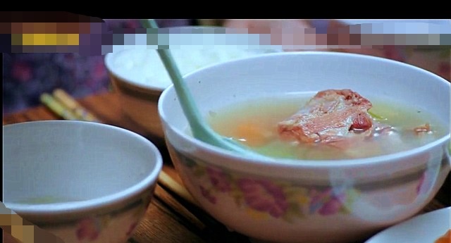 妻子残忍杀害丈夫,想要毁尸灭迹,于是天天给儿子吃肉