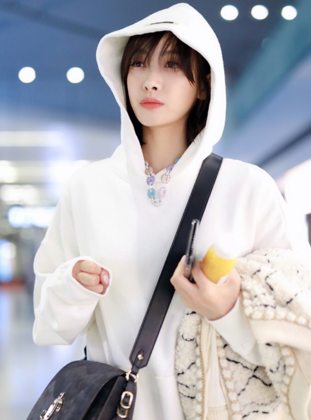 宋茜卫衣健美裤无惧镜头秀双腿,配七彩项链,可爱似18岁少女