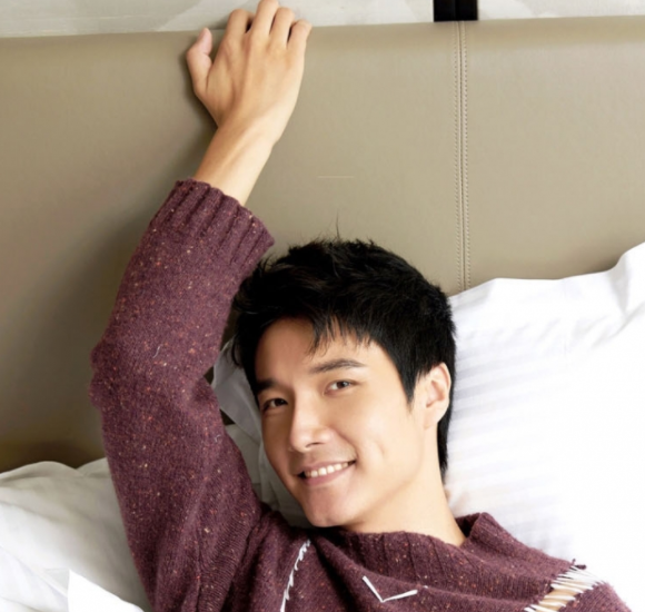 暖心大师兄李泰帅气写真照,甜美微笑眼神童真,心情瞬间被治愈_腾讯