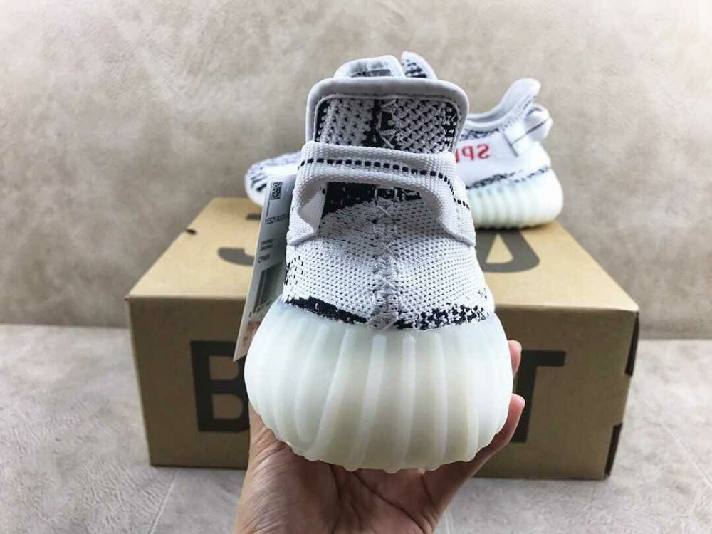 "人人都能穿上白斑马" yeezy 350 v2 白斑马