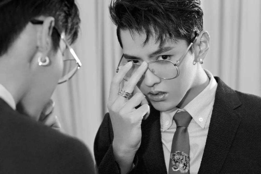 吴亦凡|当吴亦凡和姜昆同框后：前者喝水都要伺候，后者连个助理都没有