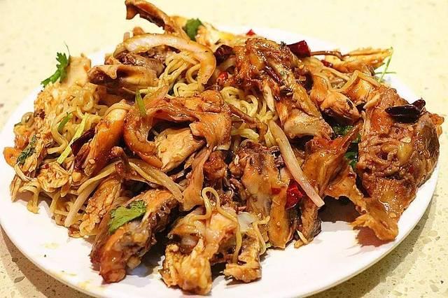 武汉大叔卖手撕鸡架,开创另类吃法,食客:这样吃才过瘾