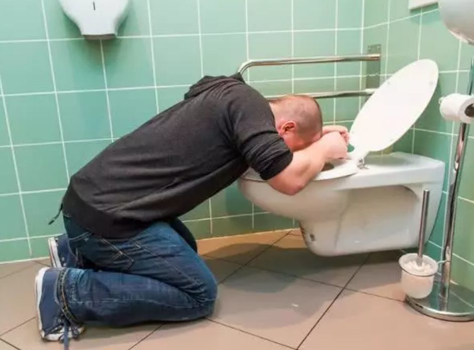 2,恶心呕吐胃癌的出现,会伴有吞咽困难,进食时有胸骨后疼痛,食管异物