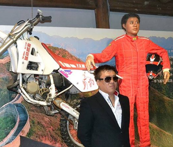 他是黑道大哥圈内无人敢惹,曾大骂刘德华,骑摩托飞跨长城