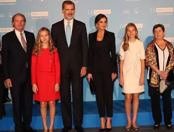 西班牙国王一家现身,14岁公主穿红裙演讲超有