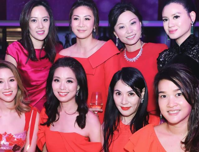 豪门名媛聚餐,千亿媳妇徐子淇与邱咏贤站c位,李嘉欣被挤三圈外