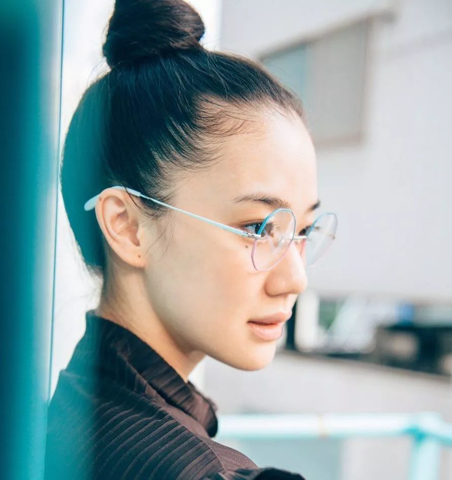 第9名佐佐木希第10名日本网友们选出了心中戴眼镜也好看的日本女艺人