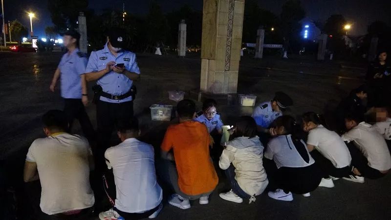 【防城港：“传销佬”将白鹭公园变“课堂”！警方三路包抄捉人！】(图3)