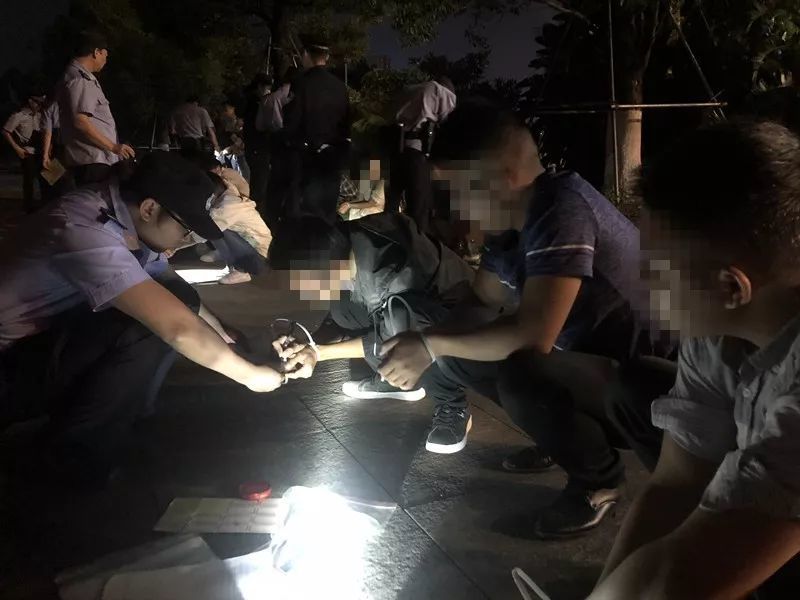 【防城港：“传销佬”将白鹭公园变“课堂”！警方三路包抄捉人！】(图6)