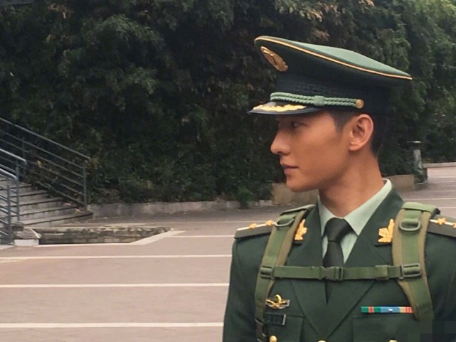 穿军装的杨洋,哪怕皮肤晒得有点黑,但是男人味十足,硬汉形象瞬间出来