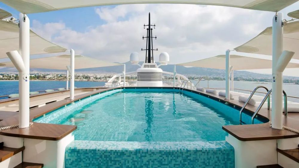 超级游艇游泳池是船上放松身心的极致去处,一些世界上最大的游艇制造